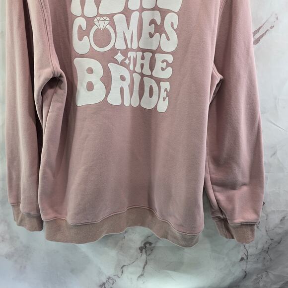 Heirloom Bridal Sweatshirt Womens XL Pink Pullover Crewneck Here Comes The Bride - Picture 7 of 12